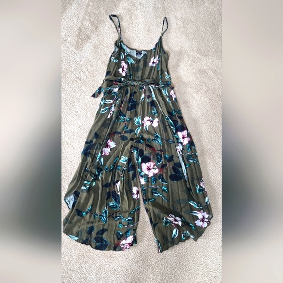 🎉Host Pick🎉 City Chic Tulip Hem Cropped Jumpsuit Floral Print Size 16 - Picture 1 of 5